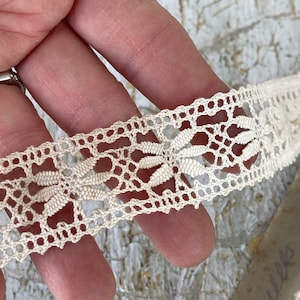Garniture de dentelle antique aux fuseaux Français, fait main, carte faite main, mercerie des années 1920, passementerie, vêtements pour poupées, fabrication de poupées