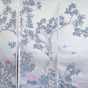 Puede incluir: Tres paneles de papel pintado con un diseño detallado de árboles y flores. Los árboles tienen hojas azules y frutos color melocotón. Flores rosas y amarillas están en la base de los árboles. También se representan pájaros.