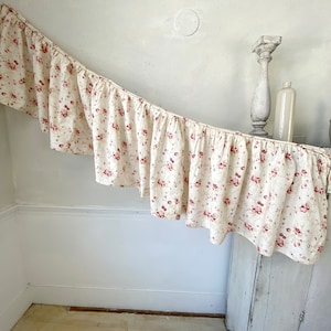 Faded floral valance beautiful French farmhouse style textile 1920 eco-friendly