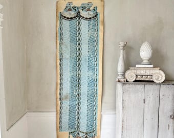 Panel de papel pintado del siglo XVIII, 1700. Panel azul francés con plantilla de mano de los años 1700. Revestimientos de pared de París. Arte mural. Decoración hecha a mano. Wabi-sabi. Desgastado por el tiempo.