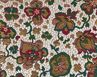 Peut inclure: Un tissu blanc avec un motif répétitif de fleurs roses, rouges, vertes et dorées. Les fleurs sont complexes et détaillées, avec un design délicat de dentelle.