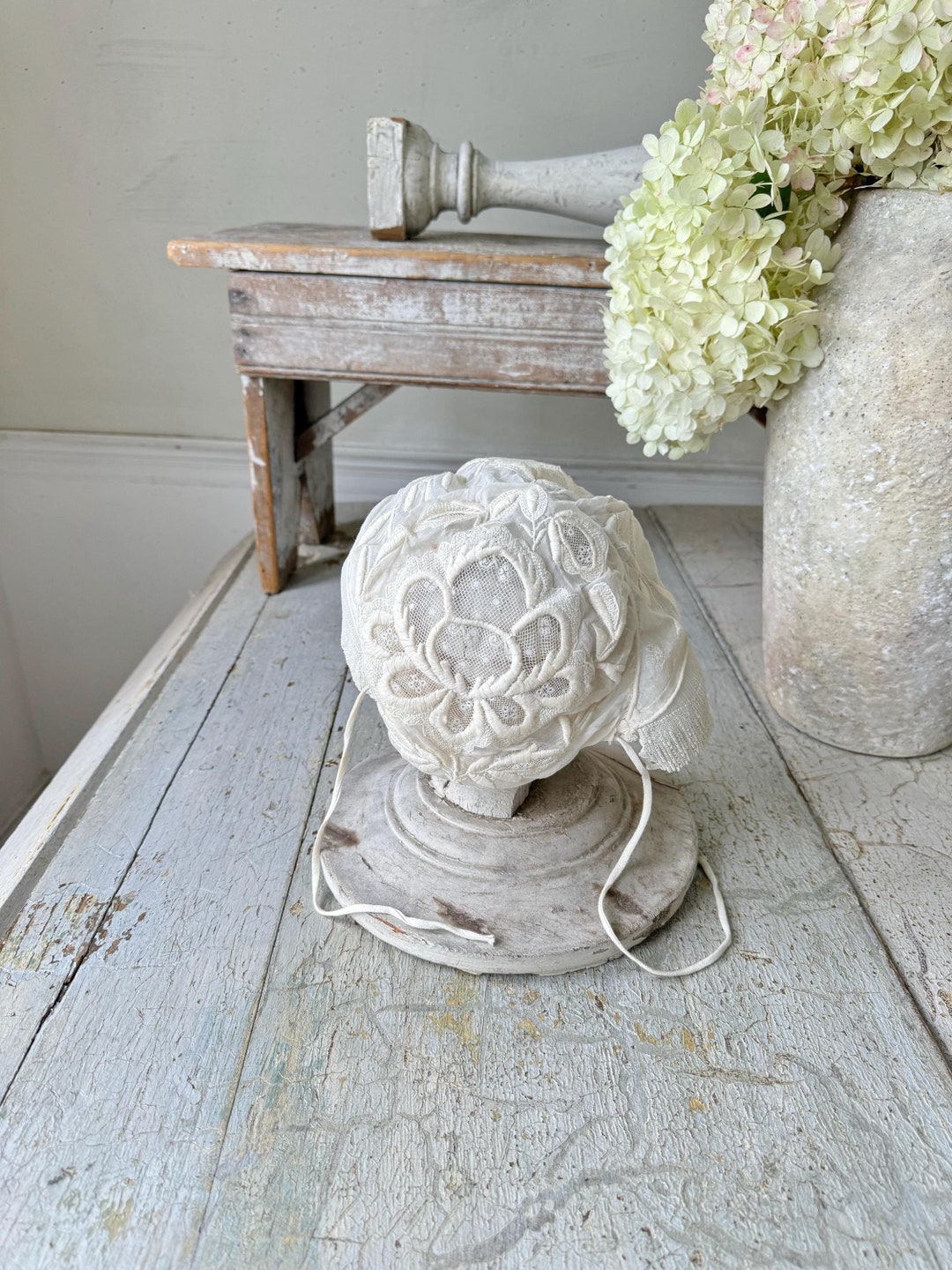 フランスのアンティークボンネット、チュール、白いレース、刺繍 
