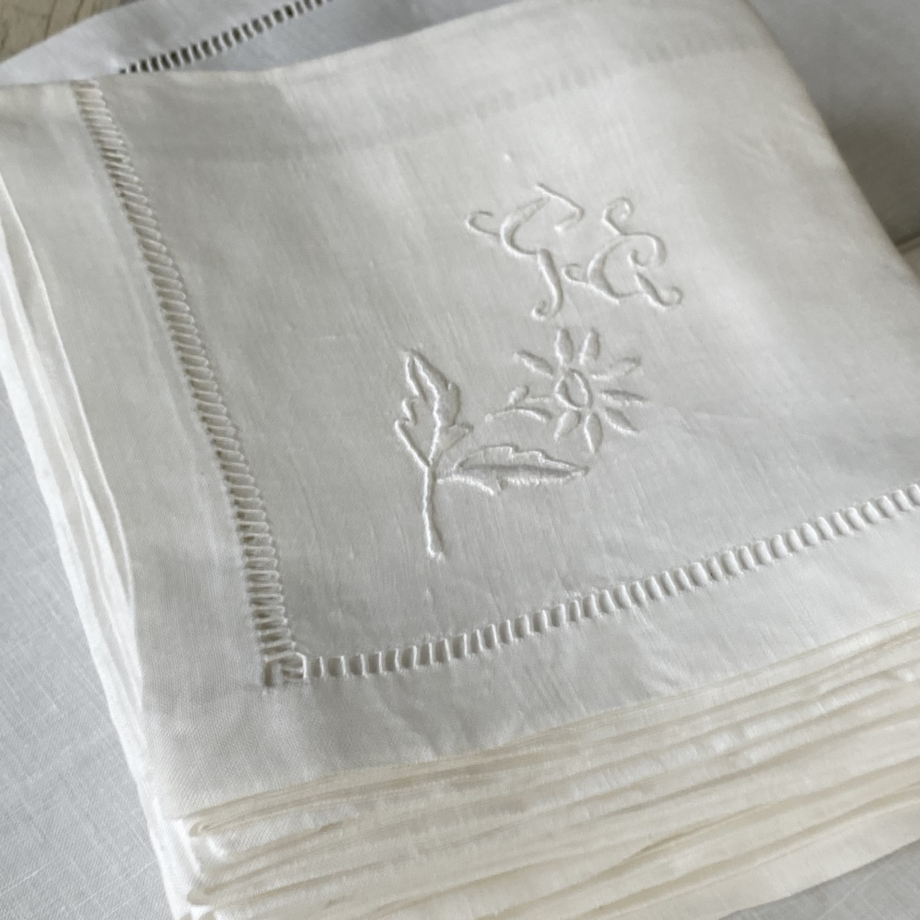 1 seule serviette en lin blanc antique cg monogramme cousu à la main détails de broderie début des années 1900 conception style campagnard ferme