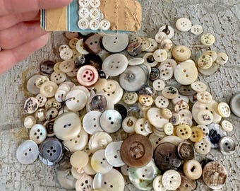 Colección de botones antiguos franceses hechos a mano de nácar de 1/4 de pulgada, únicos, vintage, para hacer muñecas, ropa de granja natural y orgánica.