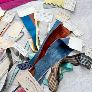 56 ~ 1890-1920 St. Etienne Frans antiek lint monsters met zijde bedrukte poppenkleding fabrikant verfraaiingen staal passementerie