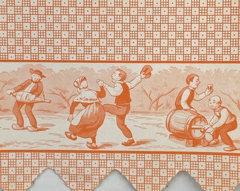 Puede incluir: Un borde de papel tapiz vintage con un patrón repetitivo de pequeños cuadrados naranjas. El borde presenta una escena de personas bailando y un barril con un texto superpuesto que dice "MODELE DEPOSÉ".