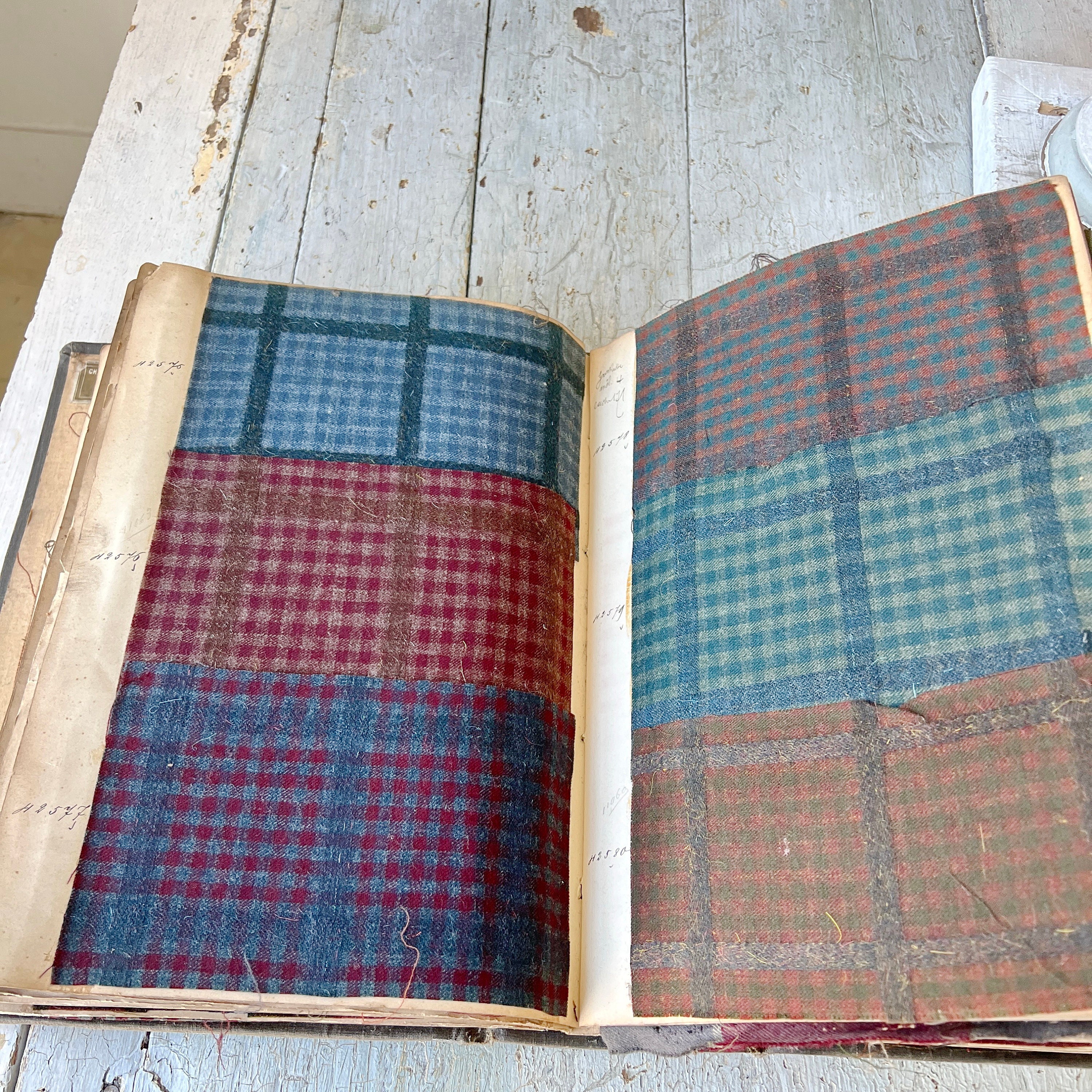 洋書　FRENCH TEXTILES 1929 Pattern Sample Swatch Book Antique French Woven Fabric