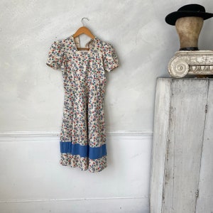 Jurk Vintage kleine vrouw jaren 1940 Frans kledingstuk bloemmotief uit Frankrijk cottagecore retro jaren veertig The Textile Trunk Boho steampunk