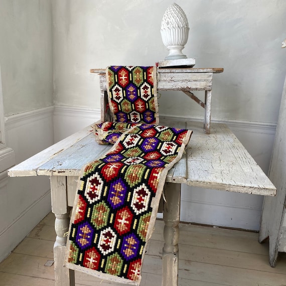 Panneau textile vintage brodé jaune et noir Suzani En vente sur