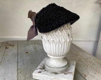 Cappello di lana di agnello riccio francese degli anni '40 parigino