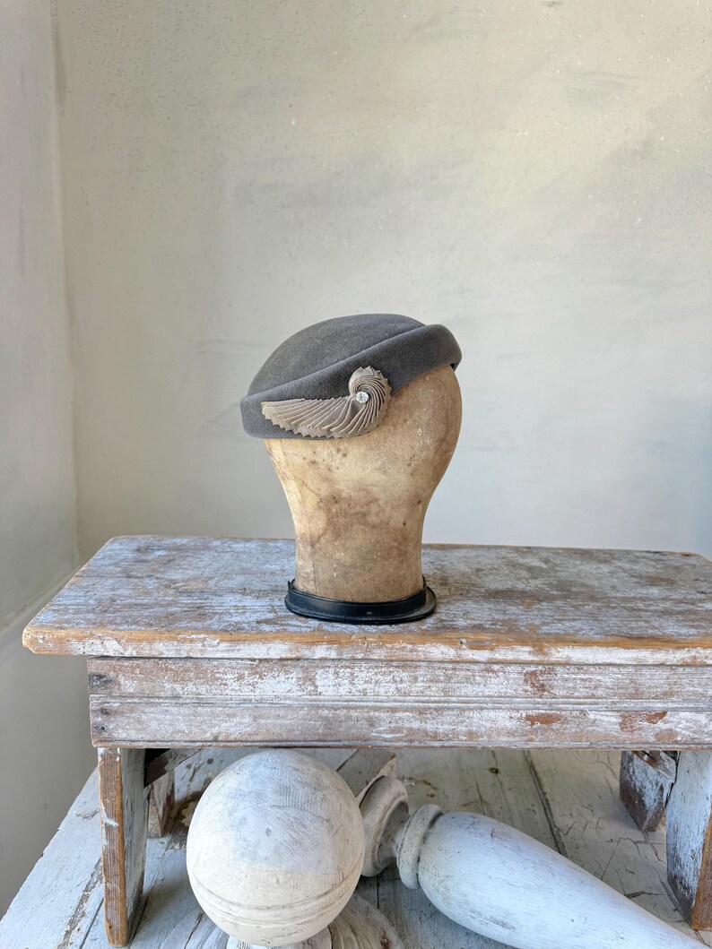 Jordan Marsh Art Deco GRAY Velvet Vintage Black Beaded Hat Stylish