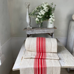 Corredor de escaleras orgánico Tejido de saco de grano de cáñamo Rayas rojas brillantes Rayas Vintage antiguo Cottage Cottagecore Textile Baúl ecológico