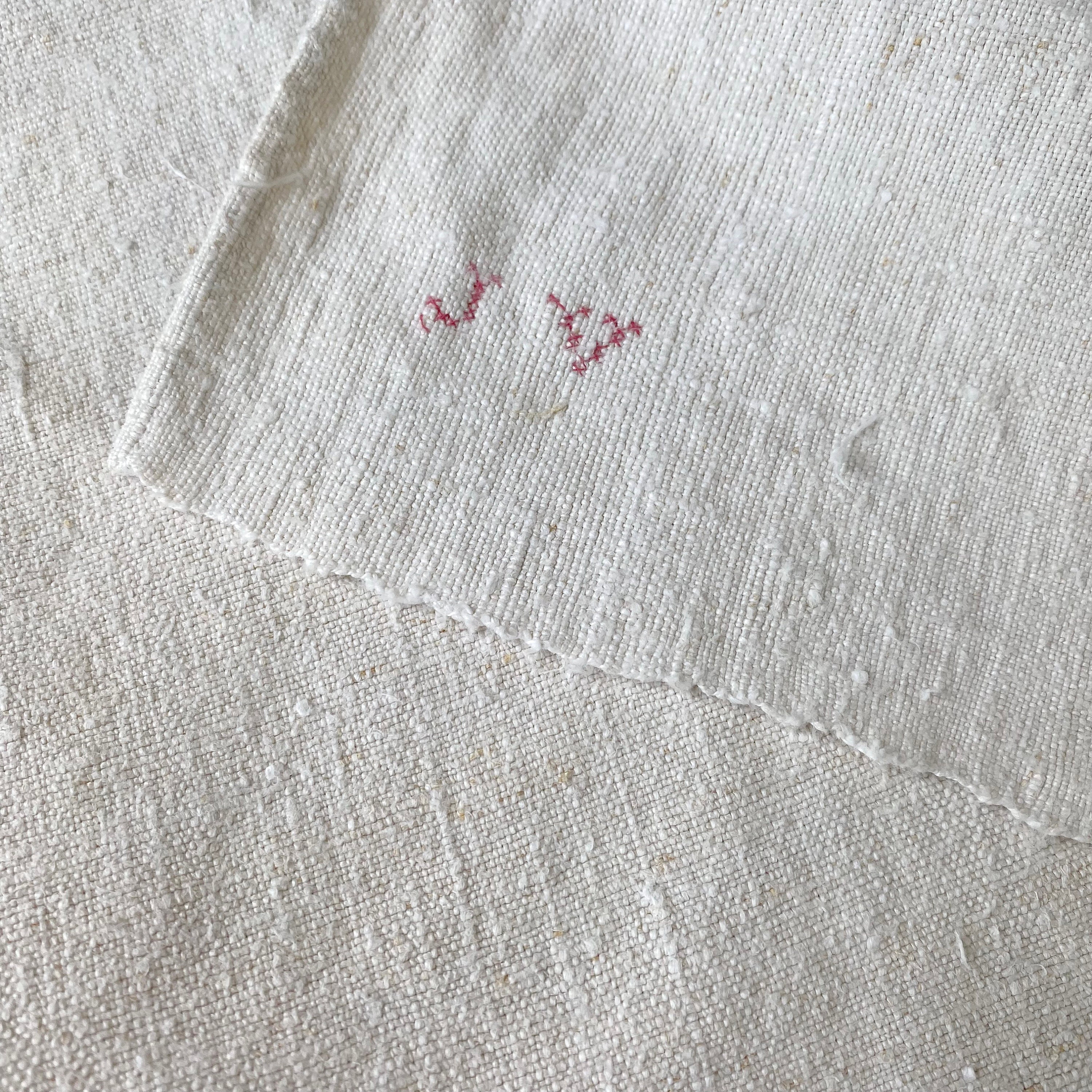 serviette de toilette français antique monogramme jv serviette chanvre tissé avec des onglets au milieu années 1800 ferme style campagnard