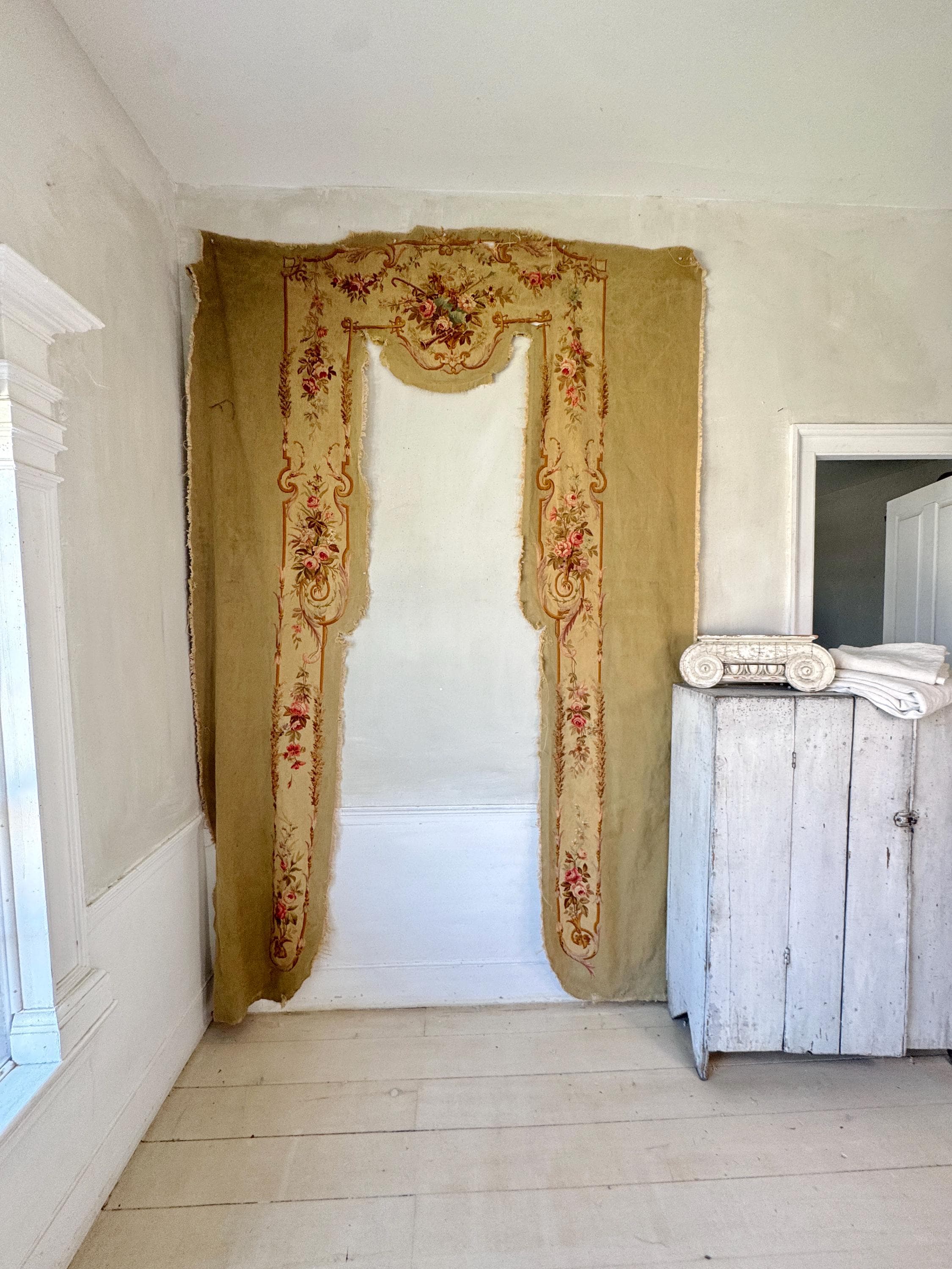 sale南仏Uzes ユゼス ヴィンテージスーププレート 110x70 French Aubusson Portiere Surround Antique Floral Tapestry