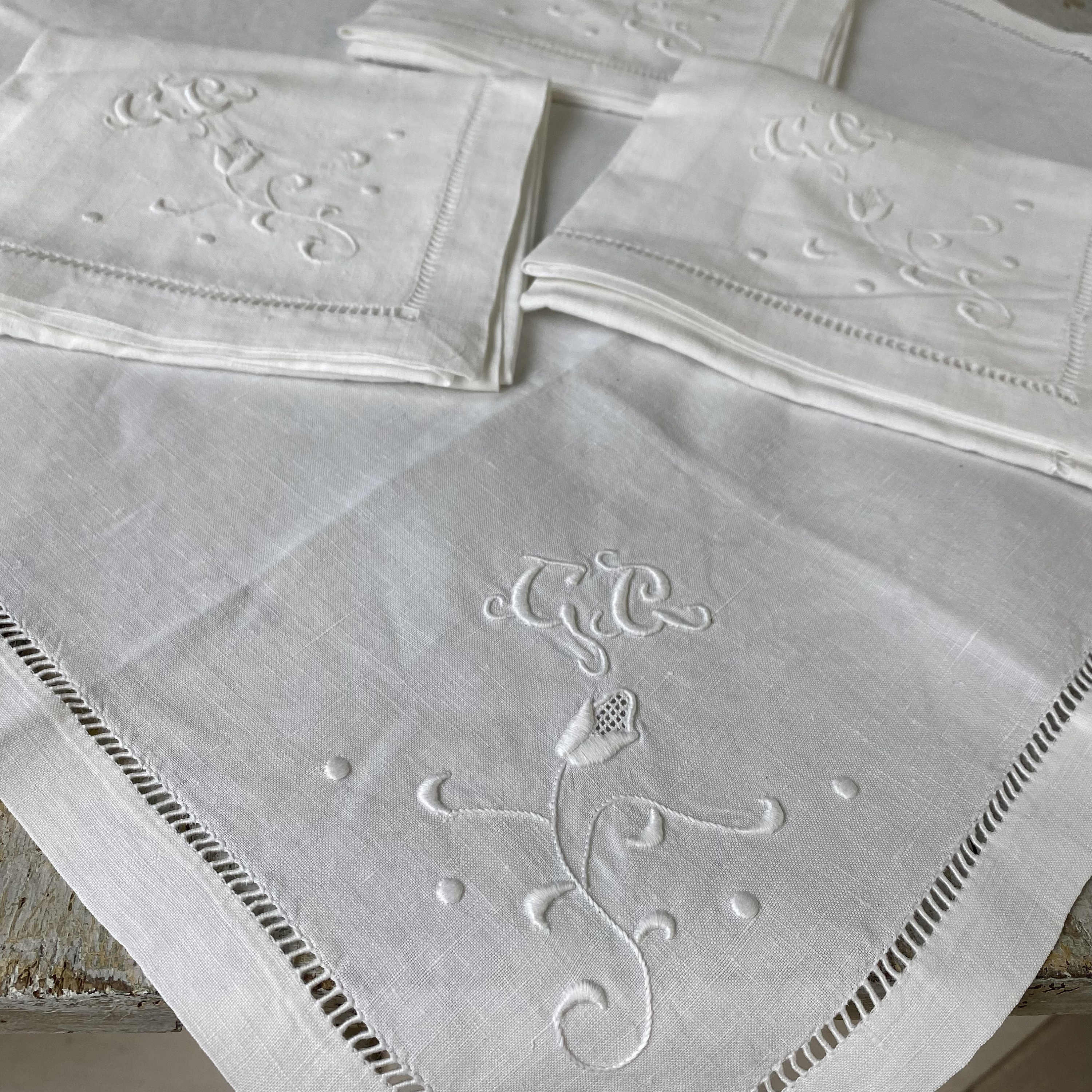 1 seule serviette de table en lin blanc antique monogramme cg brodé à la main, détails broderie au début des années 1900, conception style