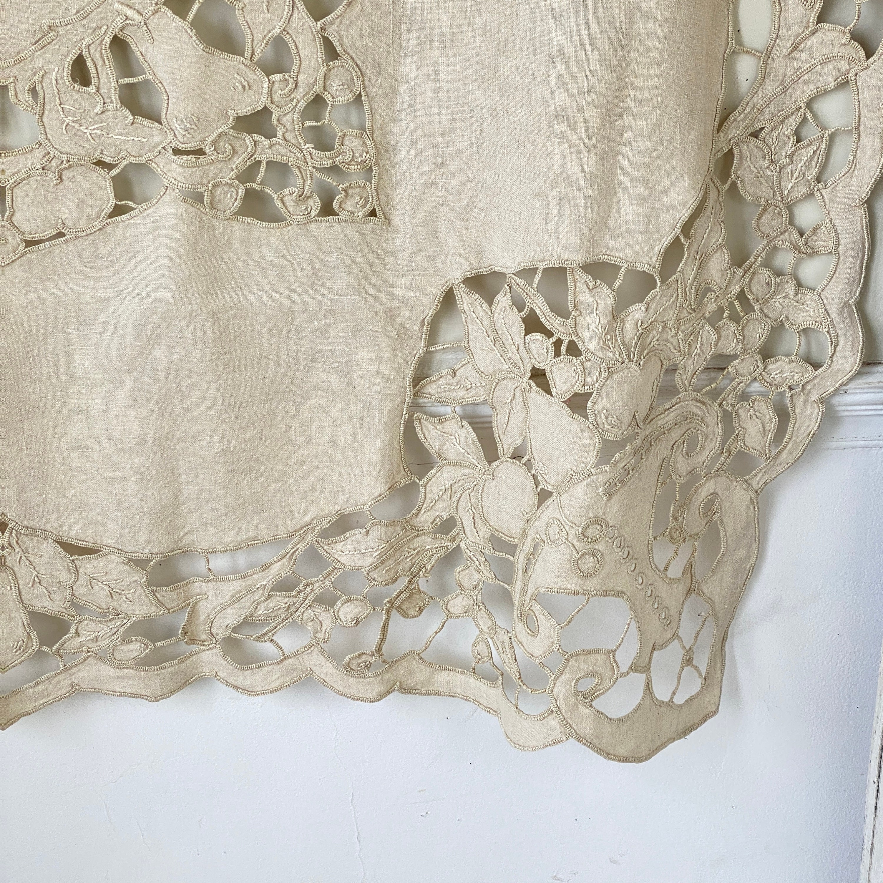 auons Wit Kant Vierkant Tafelkleed met volants, Chique Overlay Ruches Tafelkleed, Frans Rustiek Vintage Geborduurd Tafelkleed voor Bruiloft Feest Banket Receptie Woondecoratie, 55x55 inch