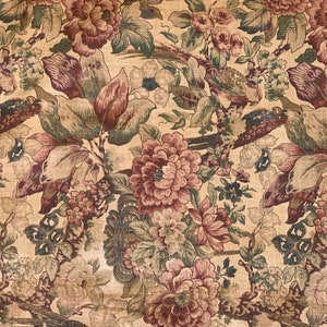 Könnte beinhalten: Ein beigefarbener Stoff mit einem floralen Muster mit braunen, rosa und grünen Blumen. Der Stoff hat eine Vintage-Ästhetik und ist perfekt für Polsterarbeiten oder Bastelprojekte.