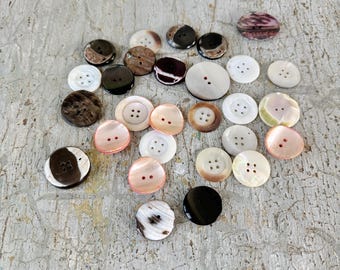 28 botones antiguos franceses hechos a mano de nácar de 1/4 de pulgada, únicos para hacer muñecas vintage, ropa de muñecas, estilo rústico natural y orgánico.