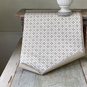c 1930er 75 Zoll Antike Tapete Französisches Design des 18.Jahrhunderts Blaugoldblumenmuster Landhausinnenraum Textilkoffer