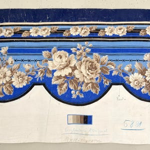 Puede incluir: Un diseño de patrón floral vintage con rosas color crema y hojas marrones sobre un fondo a rayas azules y blancas. El diseño incluye un borde azul oscuro y un borde festoneado. El texto "Couleurs à l'original" es visible.
