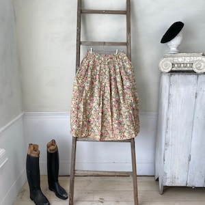 28 inch waist Wonderful Vintage French floral Skirt zip back woman&#39;s clothing Clothes from France Coastal home  eco-friendly