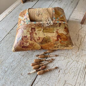 1880-1890 Renda francesa fazendo travesseiro bobina artesanal decoupage gatos gatinho envelhecido primitivo decoração de casa casa de campo decoração vintage