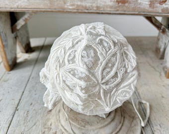 フランスのアンティークボンネット、チュール、白いレース、ニードルワーク、刺繍、コイフ・タンブール、19世紀の壁掛けアート、女性のお団子ヘア、ファッションの歴史