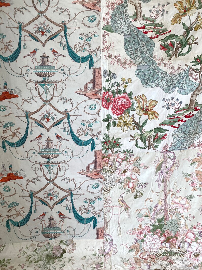 Puede incluir: Una tela de patchwork con fondo blanco y varios patrones florales y de p&aacute;jaros en tonos de rosa, verde, azul y marr&oacute;n. La tela presenta un patr&oacute;n repetitivo de p&aacute;jaros posados en ramas, ramos de flores y dise&ntilde;os intrincados.