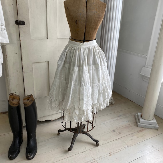 Gorgeous 1900 lace trimmed scalloped petticoat mu… - image 2