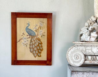 Bordado antiguo de pavo real enmarcado de 16x13 cm sobre flores de seda, circa 1900. Detalle excepcional. Arte mural único. Textil bohemio hecho a mano.