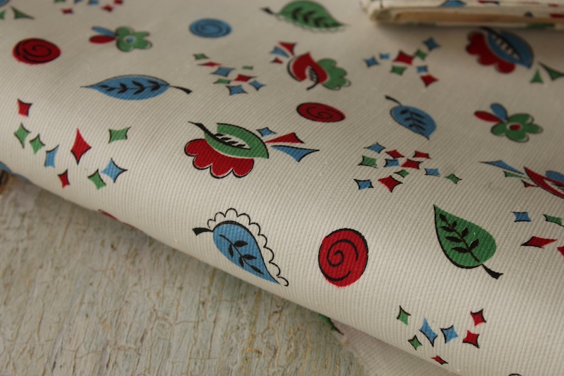 Vintage Fabric By The Yard French White Ground Juvenile Style 1920-30 Floral /& Geometric Cotton