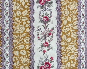 Può includere: Un tessuto vintage con un motivo ripetitivo di disegni floreali in tonalità di marrone, bianco e viola. Il tessuto presenta un design a righe con un delicato bordo in pizzo.