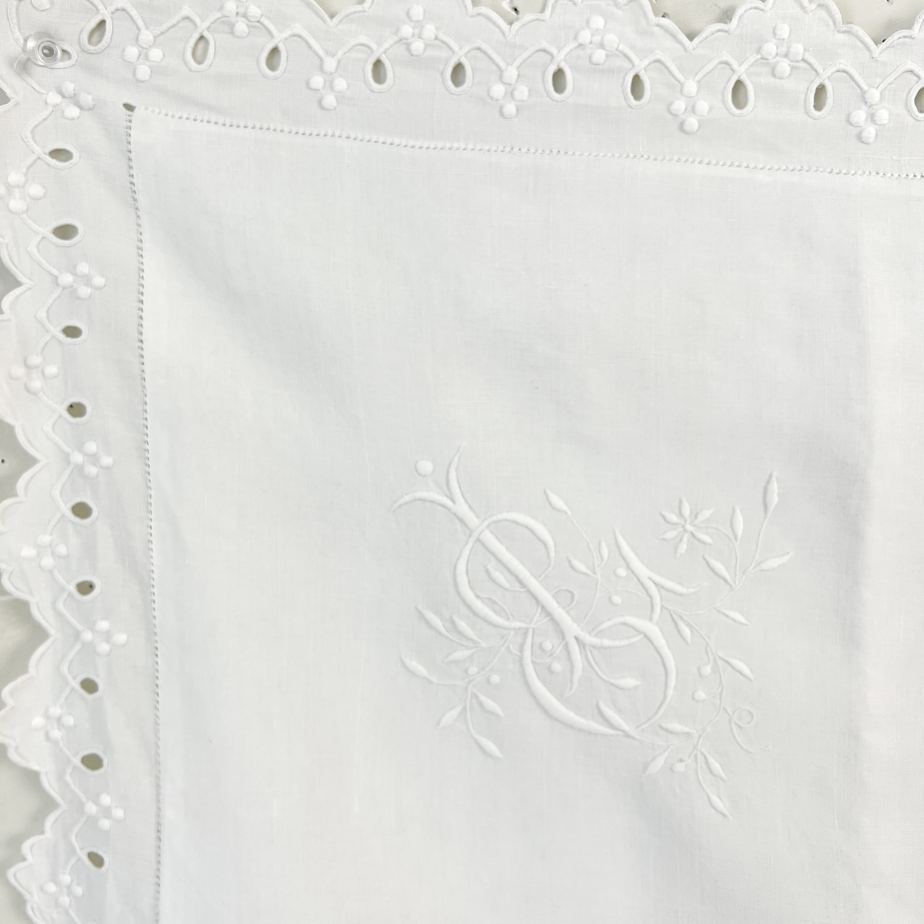 洋書 Monograms and Antique Linens s-l1200.jpg