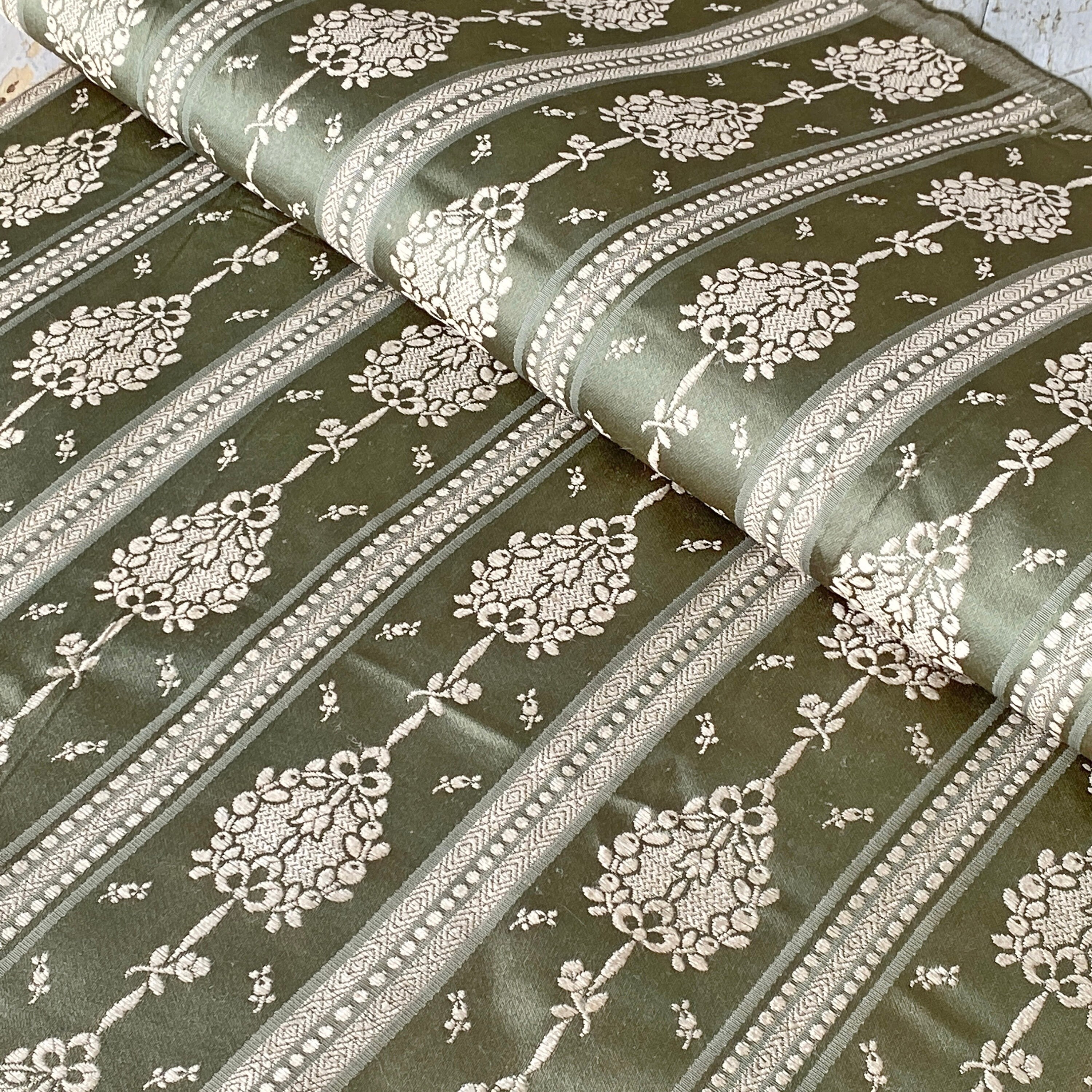 twentieth century fabrics テキスタイル Liberty Fabrics: Wonder Garden A (Piccadilly Poplin)