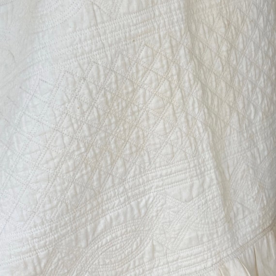 Lovely 1900s quilted lace trimmed white antique p… - image 10