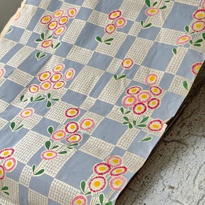 57x20 Vintage französisches Tapetenstück aus den 1930er Jahren rot gelbes Gänseblümchen Blumenmuster blau florales geometrisches Design Kunstdruck Boho Hippie Dekor
