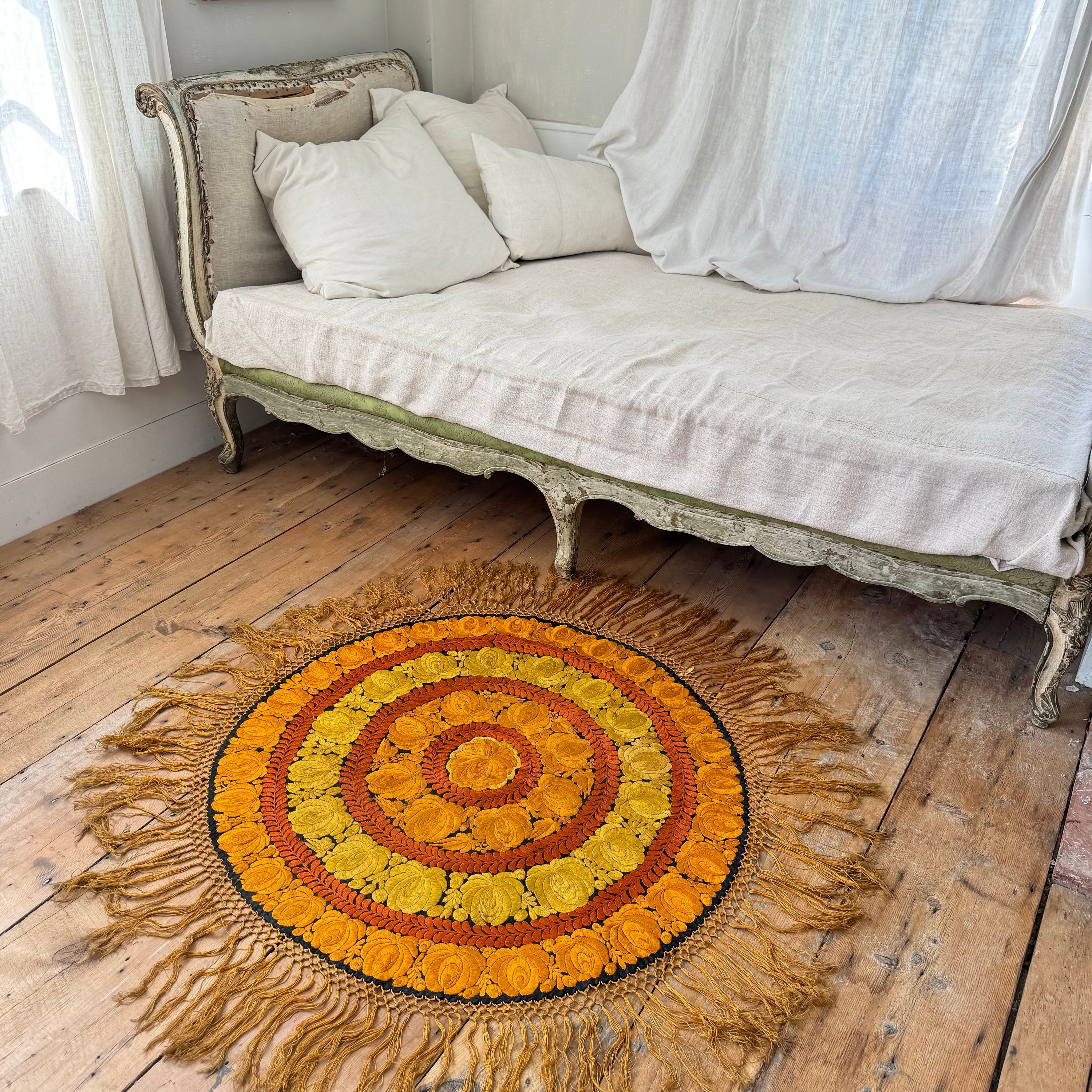 アンティークハンガリー刺繍テーブルクロス、ラウンド秋色、フリンジ