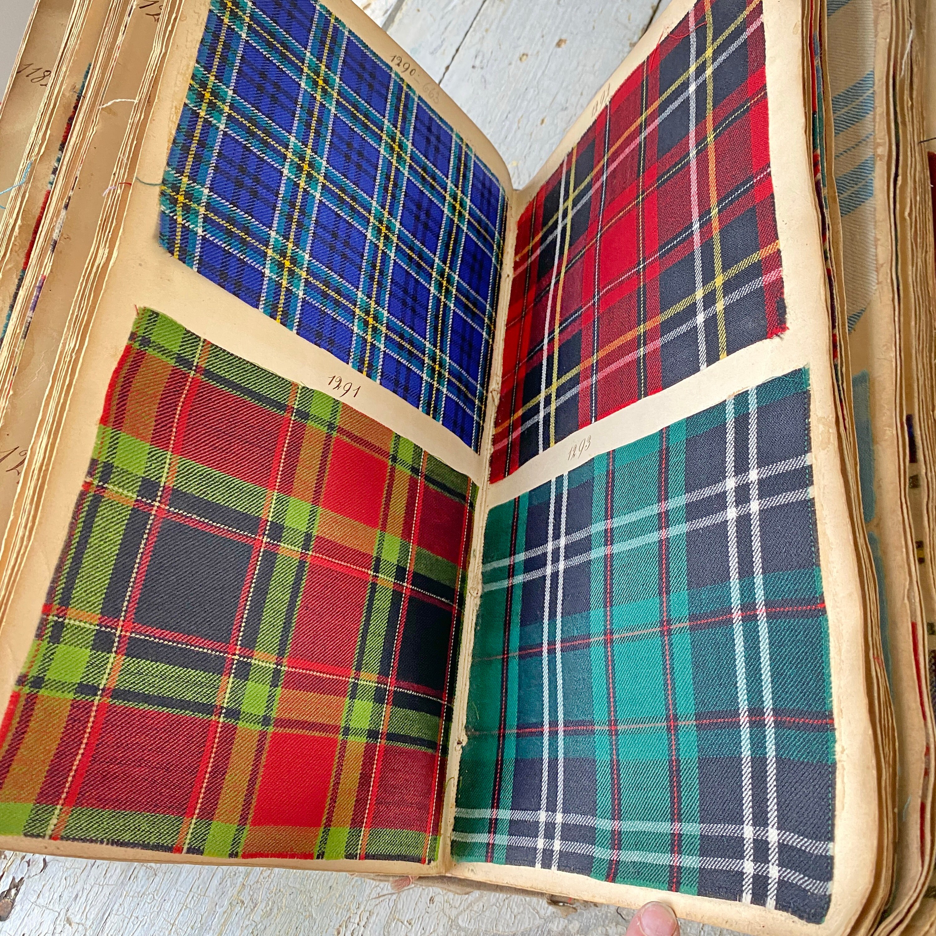 洋書　FRENCH TEXTILES Pattern Sample Book Antique French Woven Fabric Document