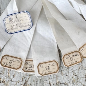 1890 antieke grosgrain linten Franse staalkaarten passementversieringen land shabby kasteel cottage chique kunst aan de muur hangende boho
