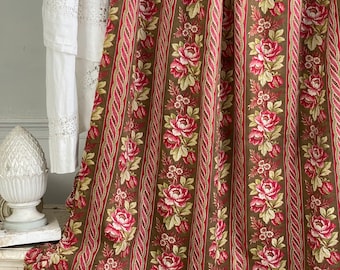 Può includere: Tessuto marrone con strisce verticali di motivi floreali rosa e bianchi. Il tessuto ha un aspetto e una sensazione vintage.