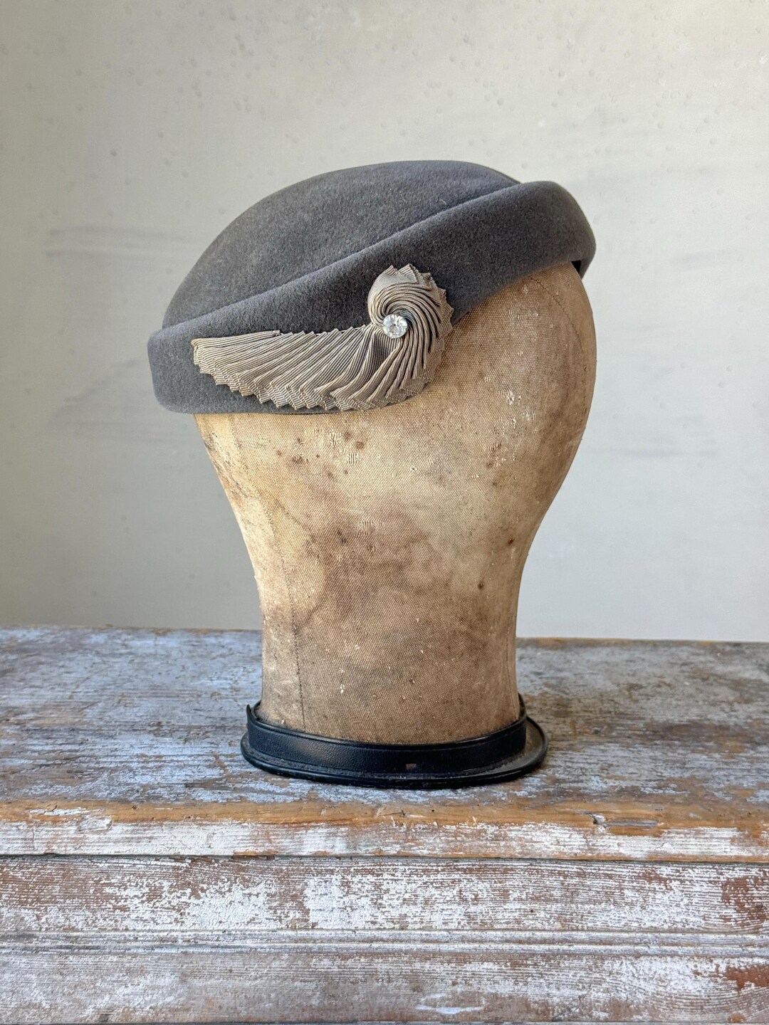 Jordan Marsh Art Deco GRAY Velvet Vintage Black Beaded Hat Stylish