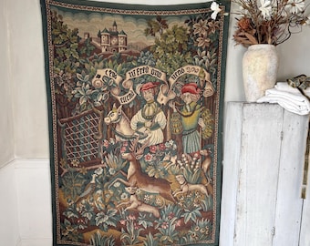 74x50 Vintage fransk gobeläng medeltida scen slott castlecore riddare hästar häst väggbonad konst eklektisk inredning liten hund stor grön