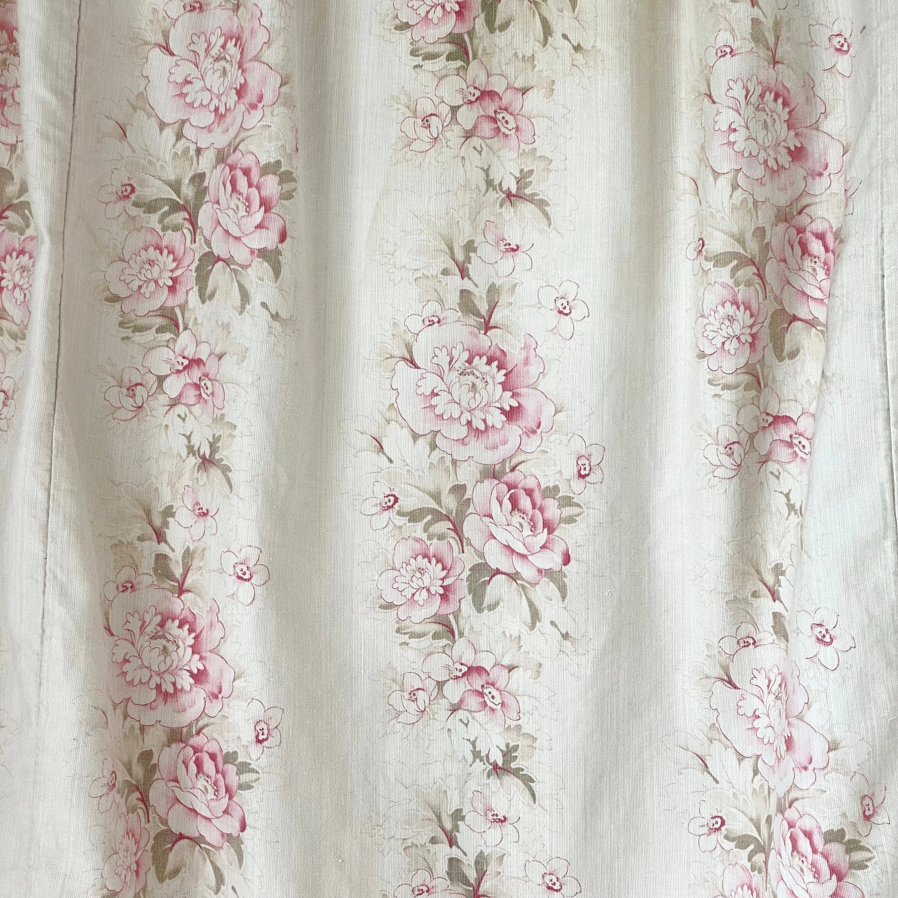 美しい1900年代のアンティークな色あせた花柄カーテン、ピンクの花