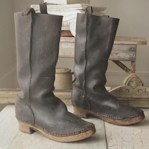 Botas de cuero francesas con clavos antiguos, ropa de trabajo del siglo XIX, zapatos de trabajo de moda antigua