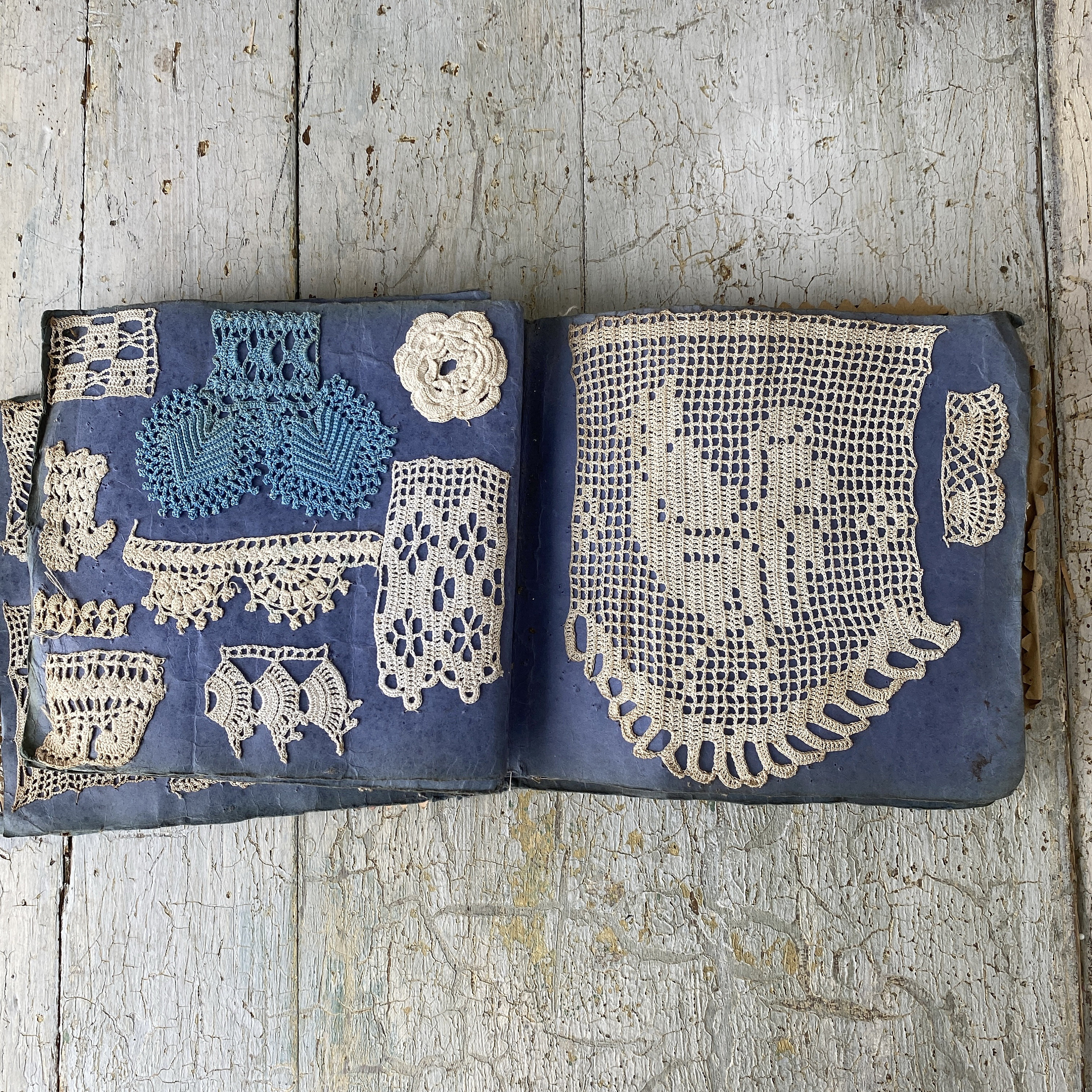 165ピースの希少なサンプルアンティークフランスのクロシェレース