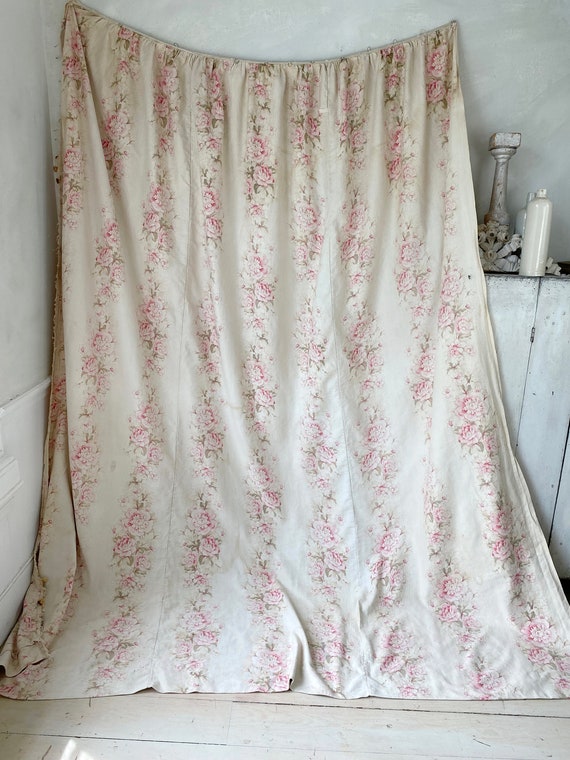 美しい1900年代のアンティーク、色褪せた花柄のカーテン、ピンクの花