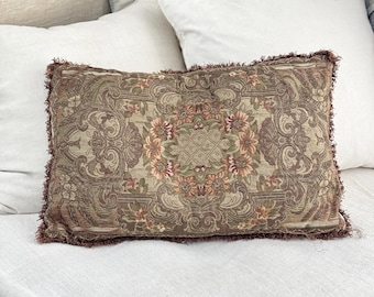 Cojín antiguo vintage de 24 x 15 pulgadas con halo, jacquard metálico, floral, de los años 20, con plumas, desgastado por el tiempo, rectángulo francés, textil, para tirar.