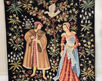 40x50 Francuski gobelin w stylu vintage, wiszący na ścianie, scena zalotów w stylu średniowiecznym, kwiatowy, millefleurs, dekoracja ścienna zamku, gotycki, romantyczny domek