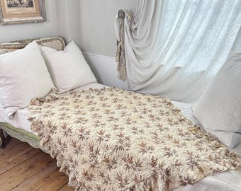 44x41 c1830  BEAUTIFUL French quilt with ruffle 19th century light weight cotton country cottage farmhouse shabby interiors decor home