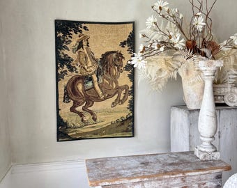 Tapiz francés vintage de 39x25 cm para colgar en la pared, con la imagen de un jinete a caballo en Le Manege, Castillo Real de Saumur. Arte textil para pared hecho a mano.